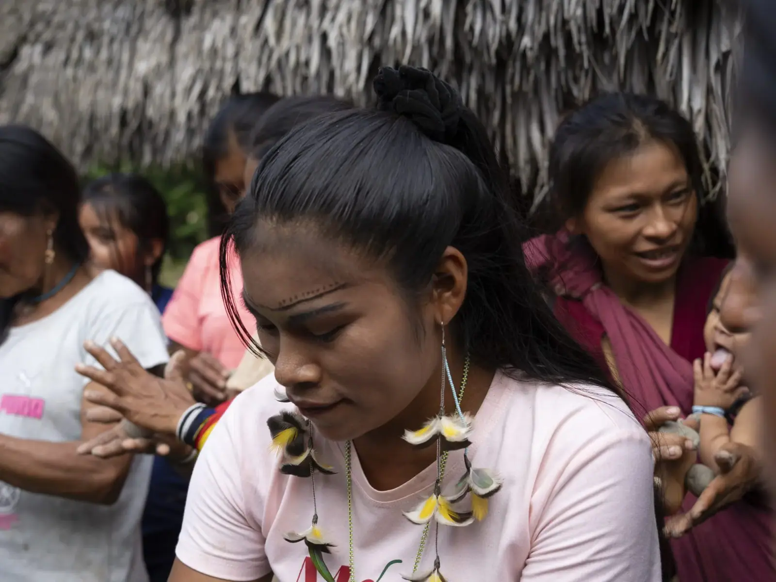 Joven mujer Achuar de Ipiak durante encuentro comunitario